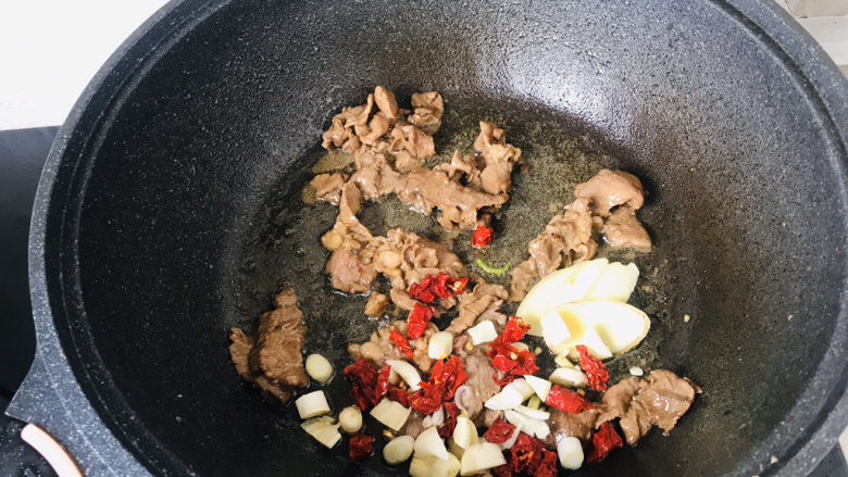蒜苔炒牛肉,加入葱姜蒜和干红椒翻炒；