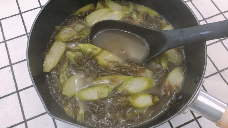 芦笋紫菜汤,下少许盐调味即可起锅