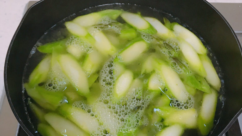 芦笋紫菜汤,加入适量开水。