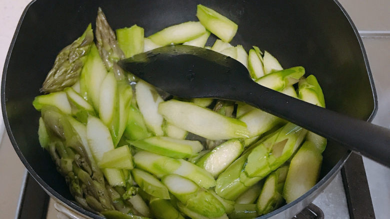 芦笋紫菜汤,热锅热油下芦笋翻炒一下。