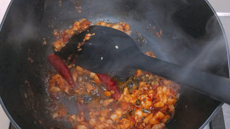麻辣牛肉面,加入葱姜蒜和花椒辣椒干八角翻炒。