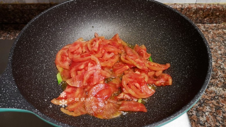 酸汤牛肉,放入番茄翻炒片刻。