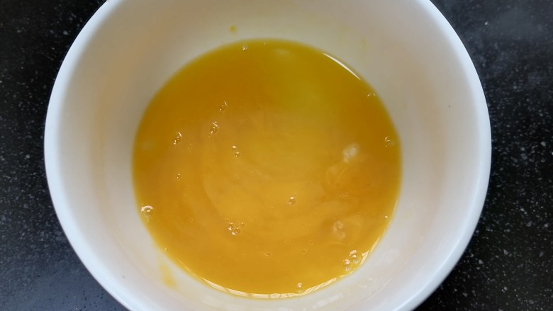 茼蒿炒鸡蛋,将蛋液搅打均匀