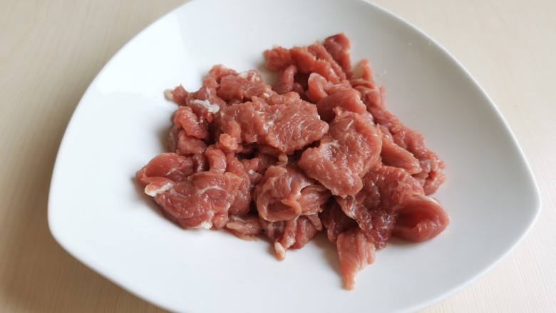 生滚牛肉粥,牛肉切成薄片，牛肉最好选择牛里脊部位，里脊肉会比较嫩。