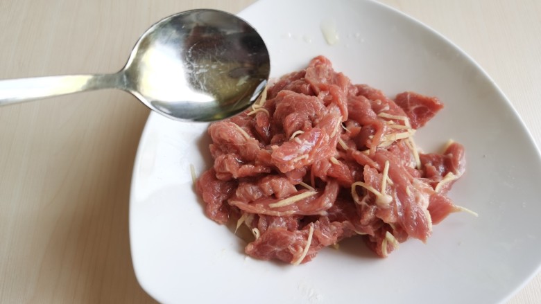 生滚牛肉粥,最后加入适量食用油，用手抓匀后，盖上保鲜膜放入冰箱冷藏腌制。