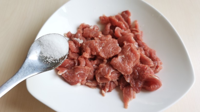 生滚牛肉粥,切好的牛肉片最好提前腌制一段时间，让肉片入味去腥。牛肉片里加入少许的食盐。