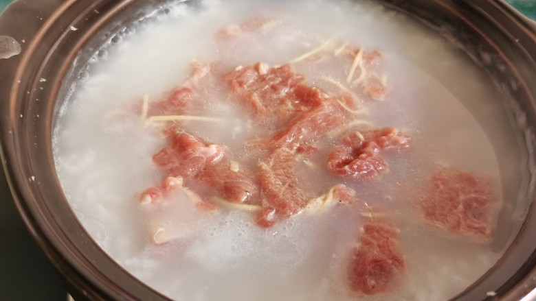 生滚牛肉粥,将腌好的牛肉片放入米粥里。
