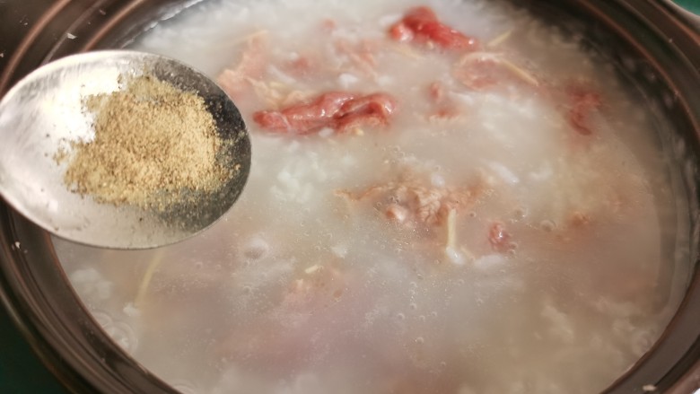 生滚牛肉粥,根据口味再加入适量的盐和白胡椒粉。
