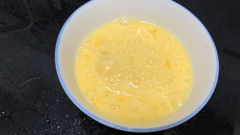 茼蒿炒鸡蛋➕最是一年春好处,鸡蛋打散成均匀蛋液