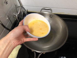 茼蒿炒鸡蛋➕最是一年春好处,热锅加适量食用油，油温热，倒入蛋液