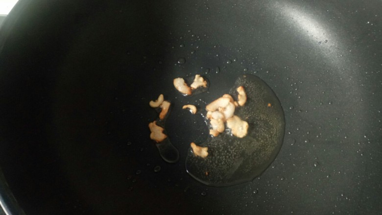 芦笋炒肉片,锅中加入适量油烧热，放入肥肉煸炒到焦黄