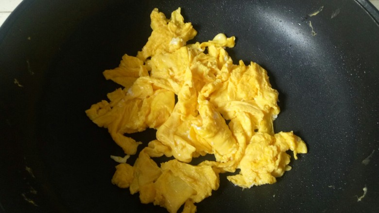 茼蒿炒鸡蛋,放入鸡蛋液，炒至鸡蛋液凝固