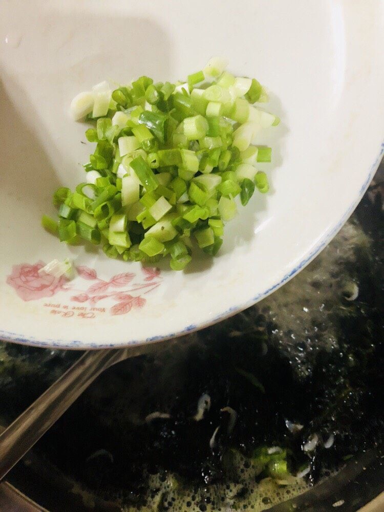 芦笋紫菜汤,放入葱末