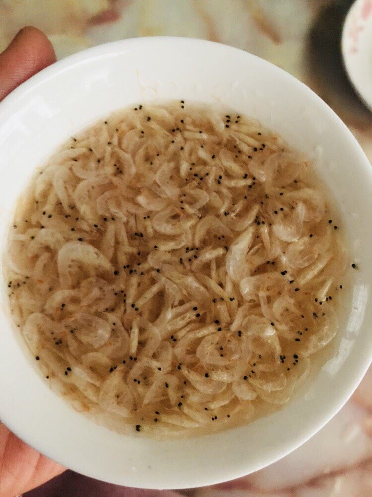 芦笋紫菜汤,用清水洗净。装虾皮的容器不要大，不然放水后不容易捞起来。