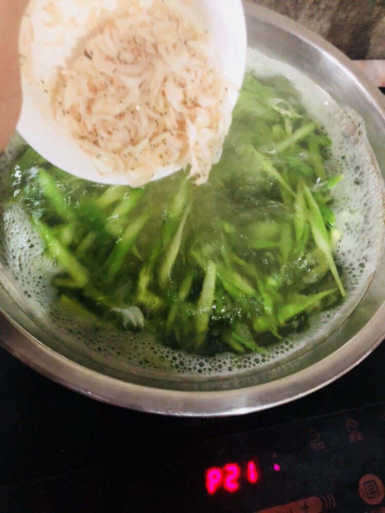 芦笋紫菜汤,煮开后去浮末，放入虾皮。