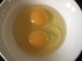 茼蒿炒鸡蛋,鸡蛋打入碗中