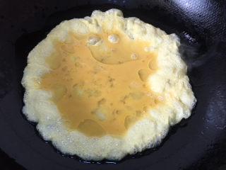 茼蒿炒鸡蛋,锅里放入适量的油，加入鸡蛋液