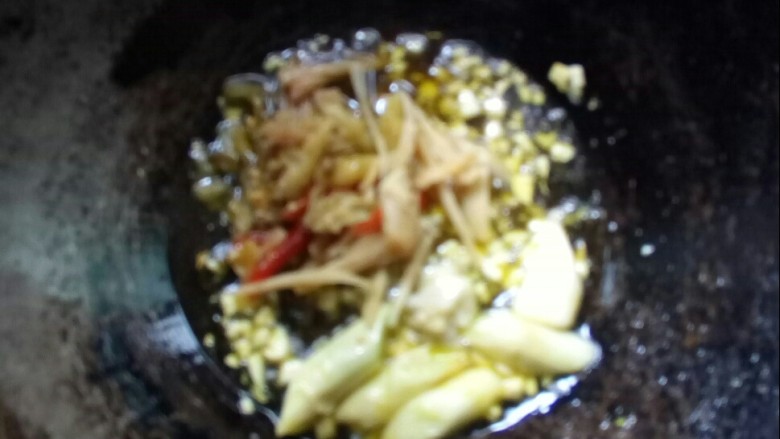 鱼杂香锅,加入泡椒和泡姜炒香。
