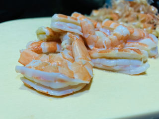 菠萝虾仁炒饭,焯完水的鲜虾很好剥壳；