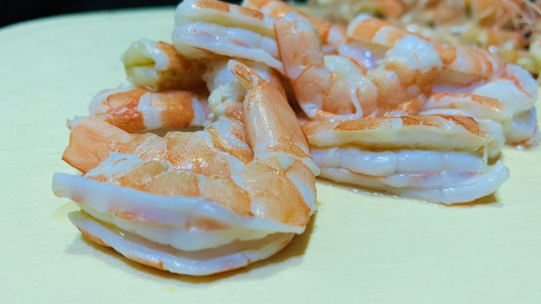 菠萝虾仁炒饭,焯完水的鲜虾很好剥壳；