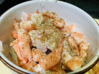 菠萝虾仁炒饭,剥壳后的虾仁，加些椒盐腌制一下；
