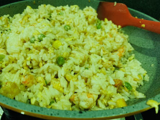 菠萝虾仁炒饭,还是小火，慢慢的把米饭炒散，颗粒分明；
