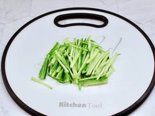 麻酱黄瓜豇豆面,黄瓜洗净后去瓤，用刀切成细丝。