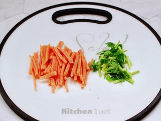 麻酱黄瓜豇豆面,火腿肠去外皮，用刀切成细丝，香菜切段。