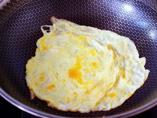 麻酱黄瓜豇豆面,锅烧热后倒入花生油，把打散的鸡蛋液倒入锅中，摊成蛋皮，我喜欢火大点的，就煎的脆脆的。