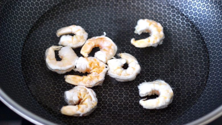 芥末虾仁鹅蛋荷兰豆,锅中倒入适量的清水，放入适量的盐，把虾仁放到锅里焯水。