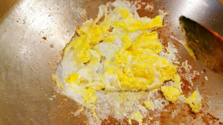 菠萝虾仁炒饭,再起油锅 放入食用油 倒入鸡蛋液 翻炒成小块