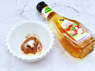 麻酱黄瓜豇豆面,碗中再倒入苹果醋提味。