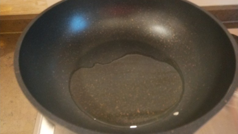 蒜泥茼蒿,锅中倒入两勺油。