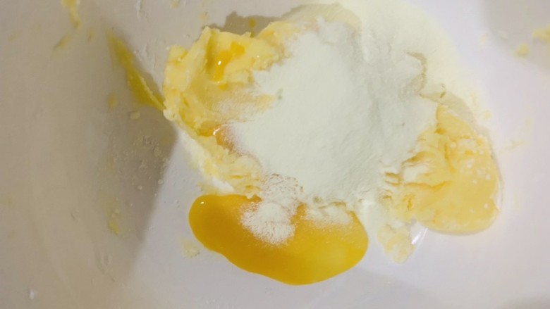 菠萝面包,现在做酥皮部分，黄油里加入鸡蛋液，奶粉，糖粉，搅拌均匀，