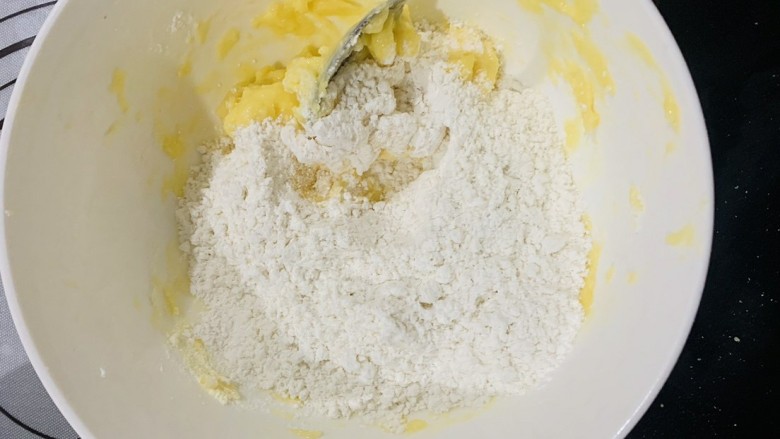 菠萝面包,再加入低筋粉继续搅拌均匀