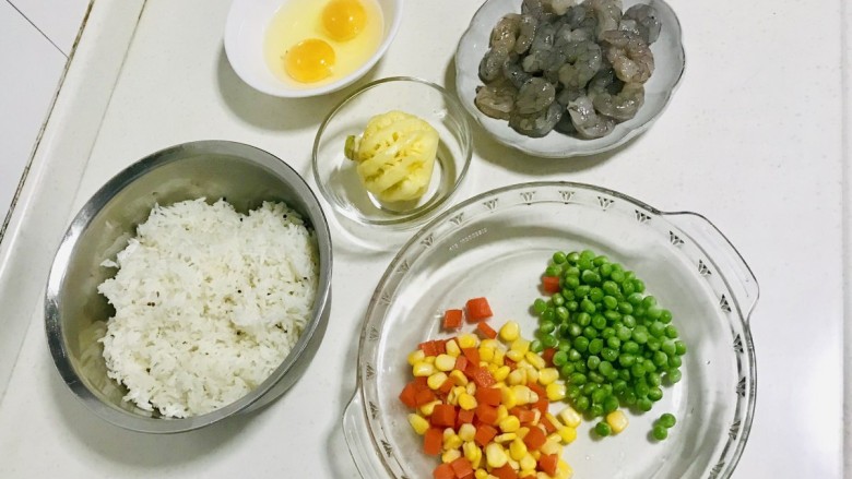 菠萝虾仁炒饭,准备材料