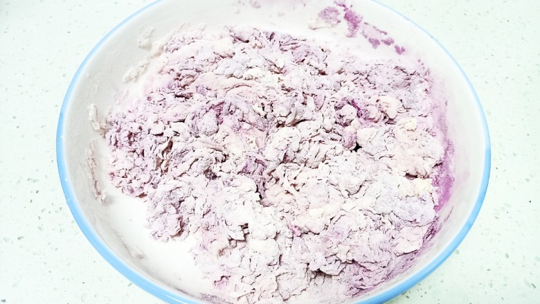 心形紫薯馒头,加入清水搅拌成絮状