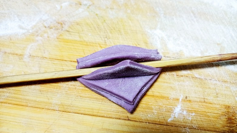 心形紫薯馒头,擀成薄片平均分成4份，叠在一起，用筷子在顶端压一下
