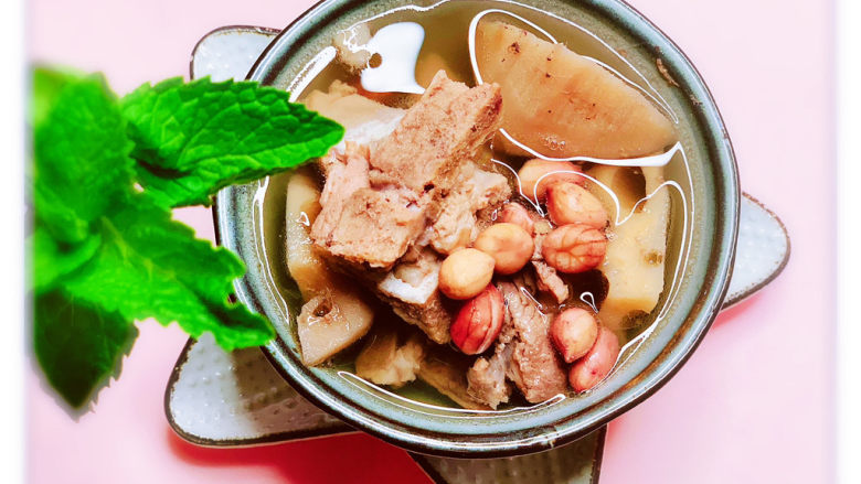花生莲藕排骨汤,时间到，炖锅自动会保温，加些盐，调味，热乎乎的花生莲藕排骨汤就完成啦！