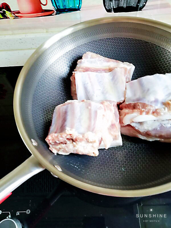 金典红烧肉,锅里少放一点油把肉煸一下