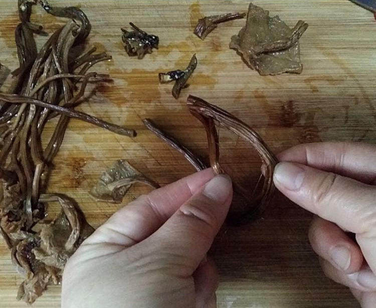 麻辣香锅茶树菇,泡软后用剪刀剪去根头部分、再将粗大点儿的根茎对半撕开，这样吃起来会方便