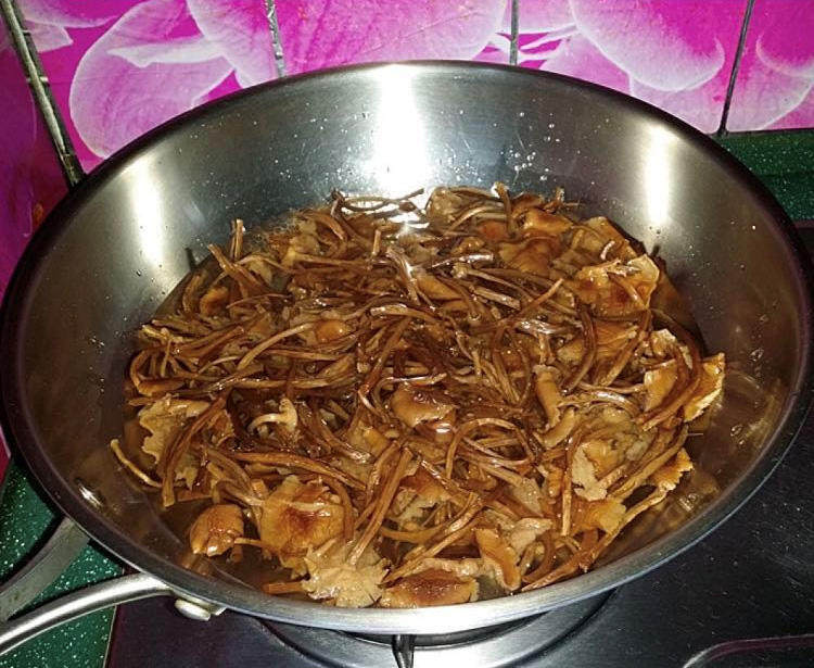 麻辣香锅茶树菇,清洗干净后放入锅中，加适量清水，加盖焖煮至能嚼动状态即可