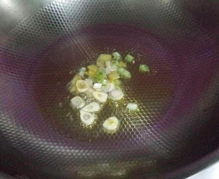 麻辣香锅茶树菇,另起锅烧热后倒入菜籽油，下葱姜蒜爆香