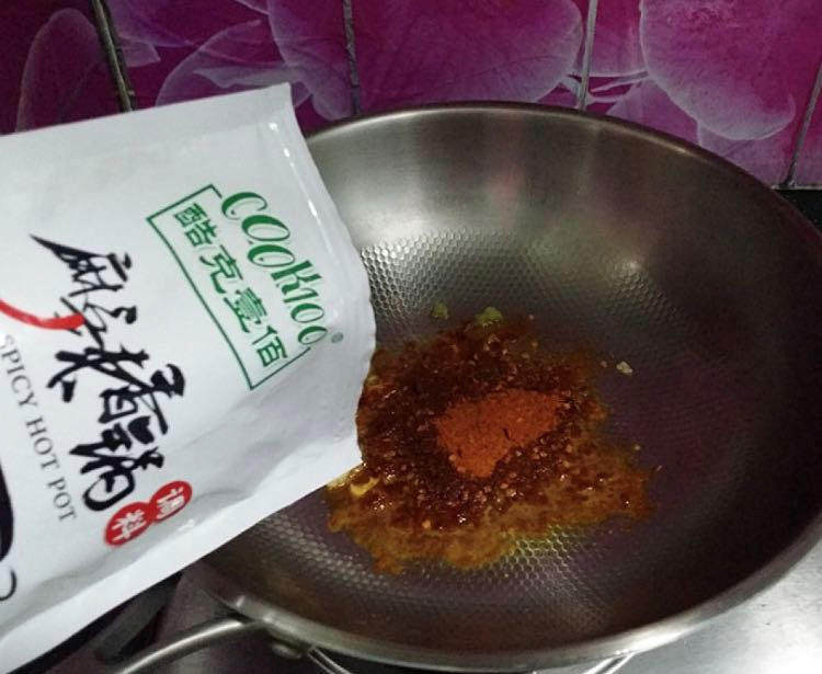 麻辣香锅茶树菇,.倒入麻辣香锅调料，用中小火炒出香味和红油