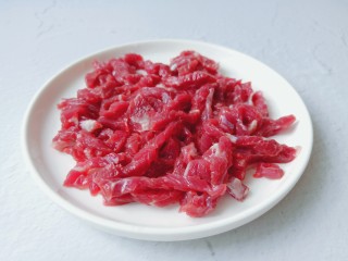 蒜苔炒牛肉,牛肉斜着切细丝。