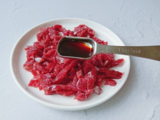 蒜苔炒牛肉,加入酱油一勺。