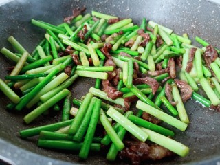 蒜苔炒牛肉,将调味料翻炒均匀即可出锅。