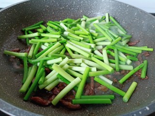蒜苔炒牛肉,加入蒜苗翻炒片刻。