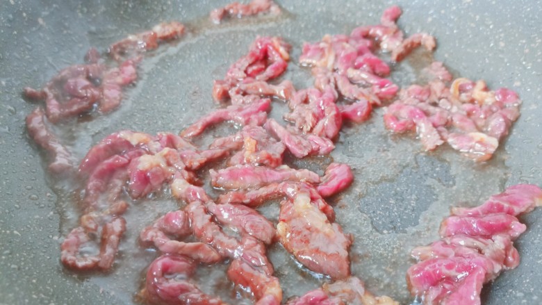 蒜苔炒牛肉,热锅热油下牛肉丝爆炒。