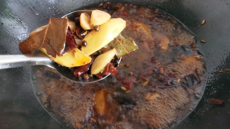 麻辣牛肉面,将里面的香料及葱姜蒜用漏勺捞出。